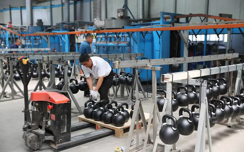 Kettlebell sand mold and casting press at LanDer factory