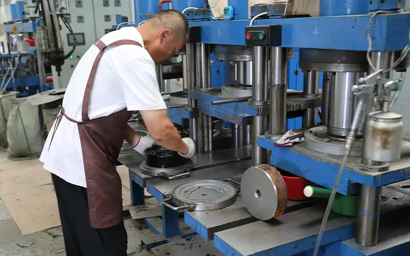 Quality inspection and sorting of coated dumbbells at LanDer factory — making the right production decision